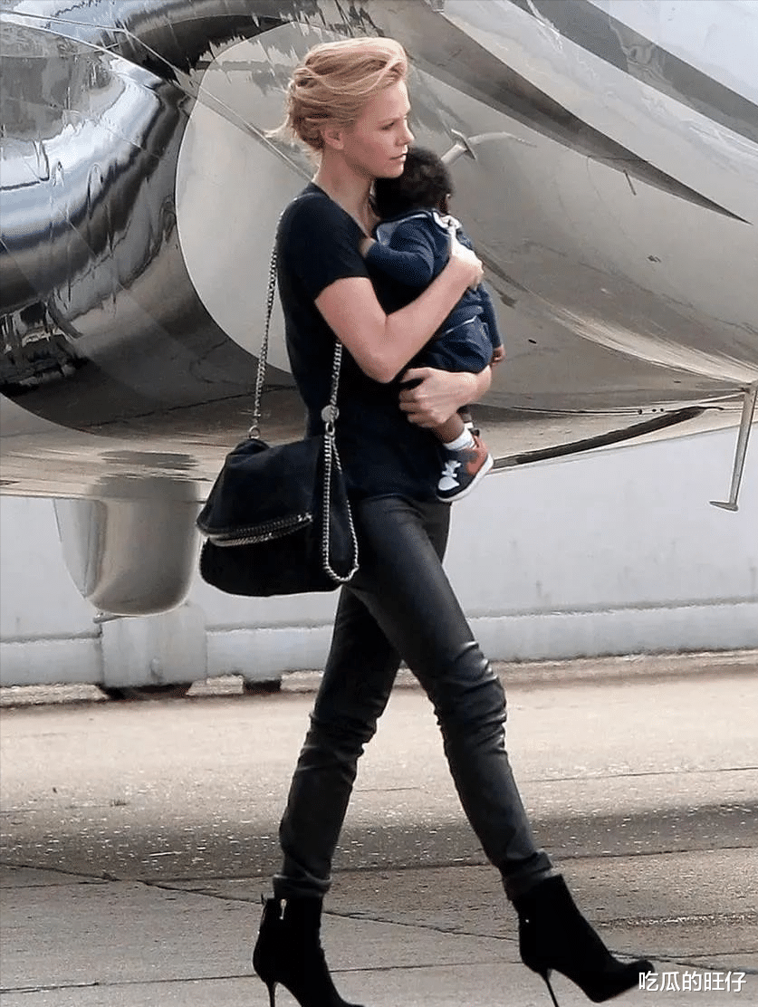 查理兹·塞隆|美又飒的塞皇：跟麦当娜的前夫恋爱，46岁带俩娃，不结婚照样潇洒