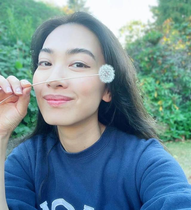 |TVB前港姐朱千雪出国被偶遇！高挑身材被拍成1米5，离巢后已转行