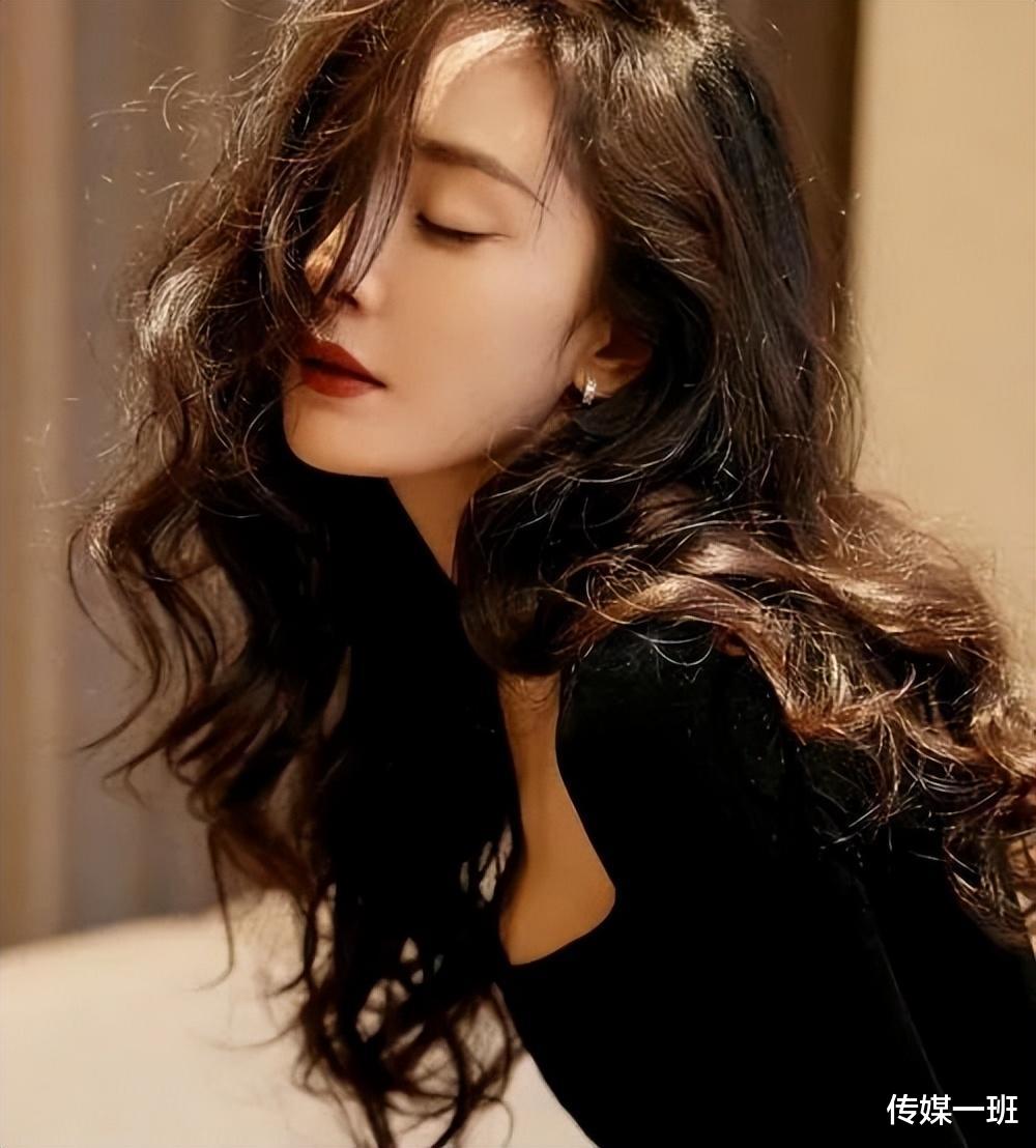 杨幂|36岁强凹少女感，嘟嘴卖萌装可爱，杨幂真的不尴尬吗
