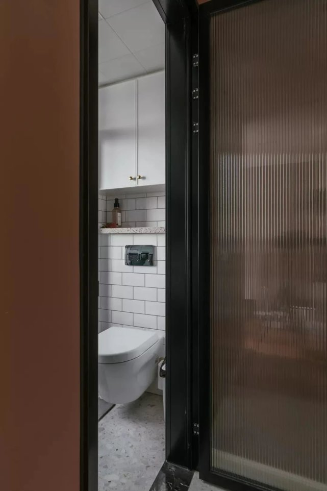 98㎡文艺复古风,大胆跳色+通铺人字拼地板,感受一整屋的浪漫