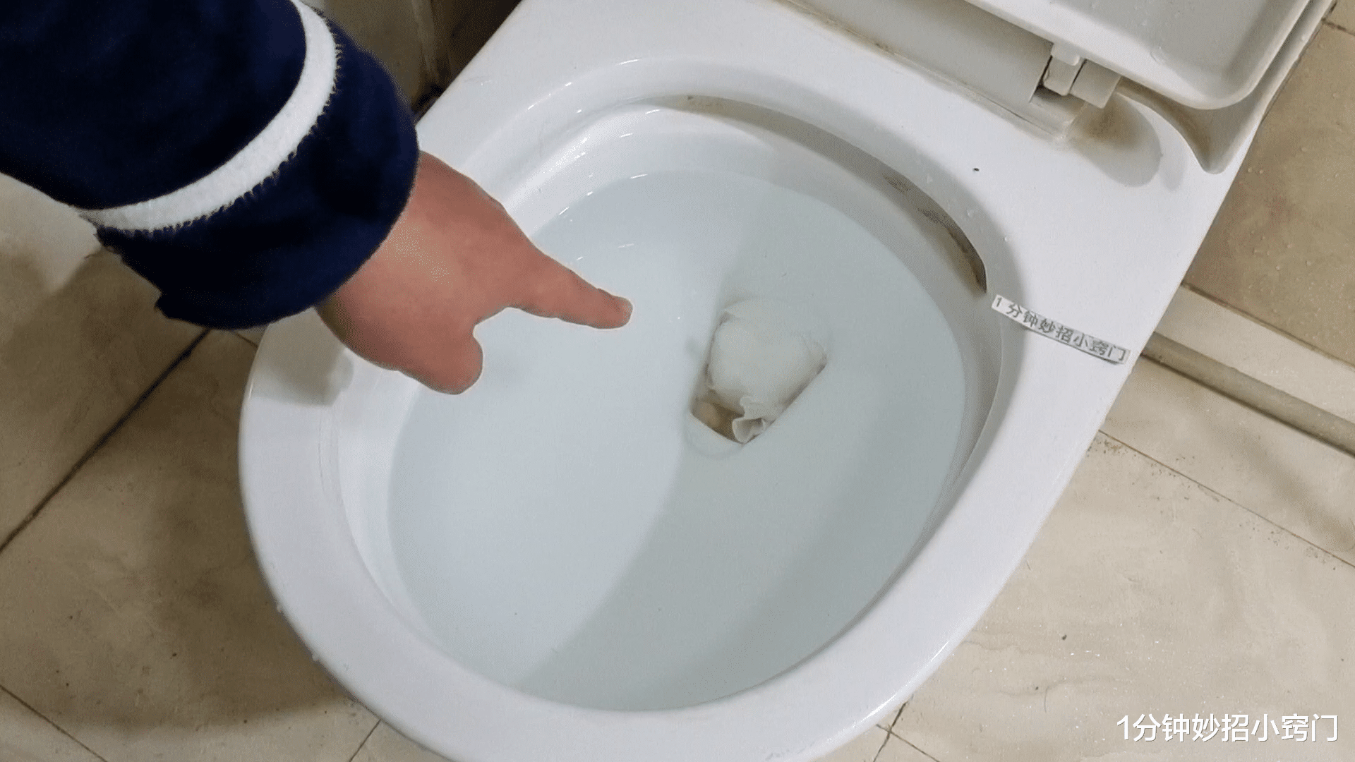 不管马桶怎么堵？老师傅教你用这种方法，不用任何疏通器