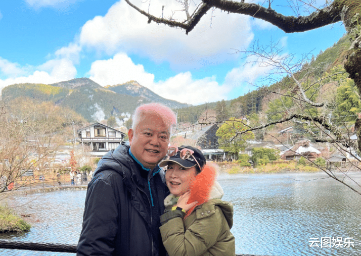 陈百祥|陈百祥携妻子到日本旅游！湖边互相依偎太甜蜜，无儿女生活潇洒