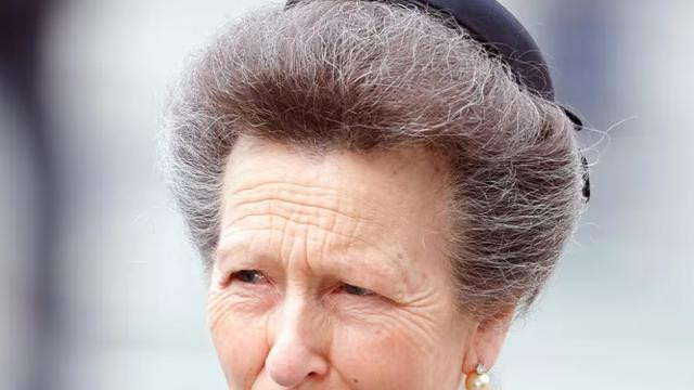 安妮公主|安妮公主一夜白头，女王过世哭得最伤心，陪母亲走过最后24小时