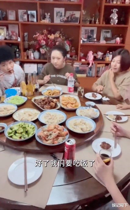 董洁|董洁父母长相曝光，老父亲五官端正超儒雅，三代同堂太温馨！