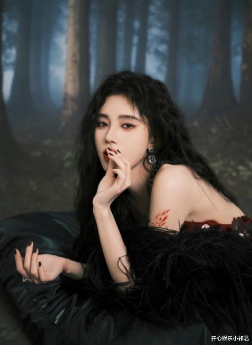 鞠婧祎|鞠婧祎暗黑系森林写真,看到她手腕上的红色印记,我承认沦陷了