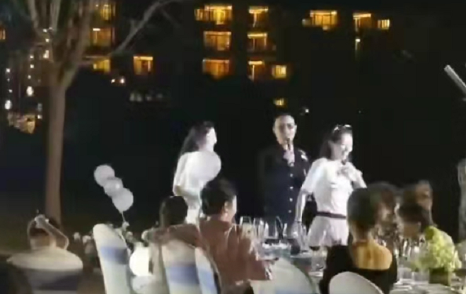 章子怡|汪峰带老婆去酒吧,章子怡被指喝到烂醉,街上手舞足蹈还推搡友人