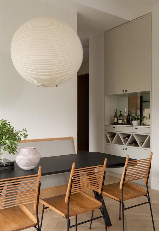 家人闲坐,灯光可亲,一所房子过出了宁静安逸的理想生活