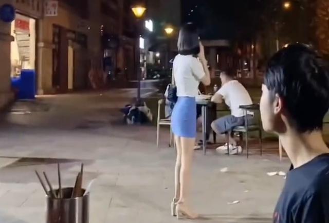 女子穿紧身短裙路过夜市摊,边打电话边撒娇,一下子就把人看呆了