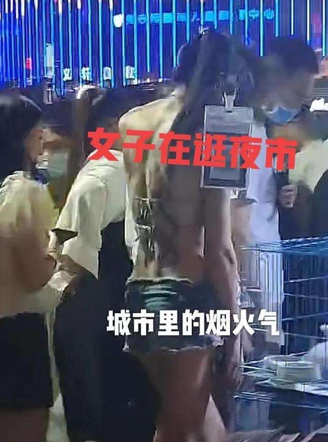 纪实：女子裹着一块布逛夜市，露出满背刺青惹争议，男友体贴搂腰