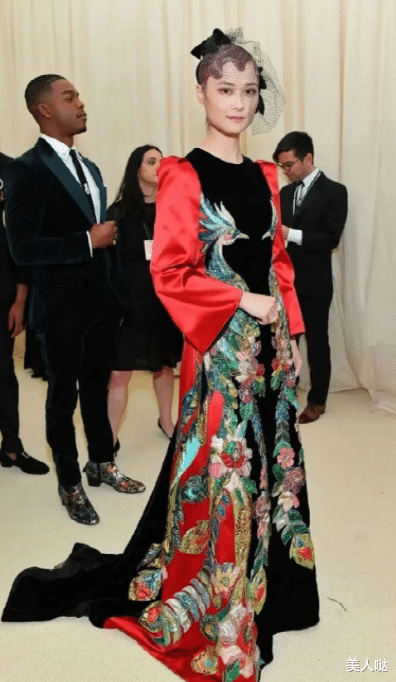李宇春|李宇春又美到国外去了!一袭孔雀华服配“铜钱头”,穿出浓浓东方古韵