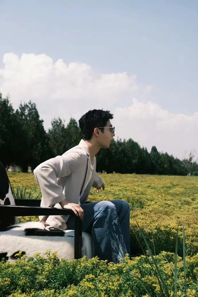 杨洋|杨洋国庆假期plog，一起和白色衬衫少年抓住夏天的尾巴