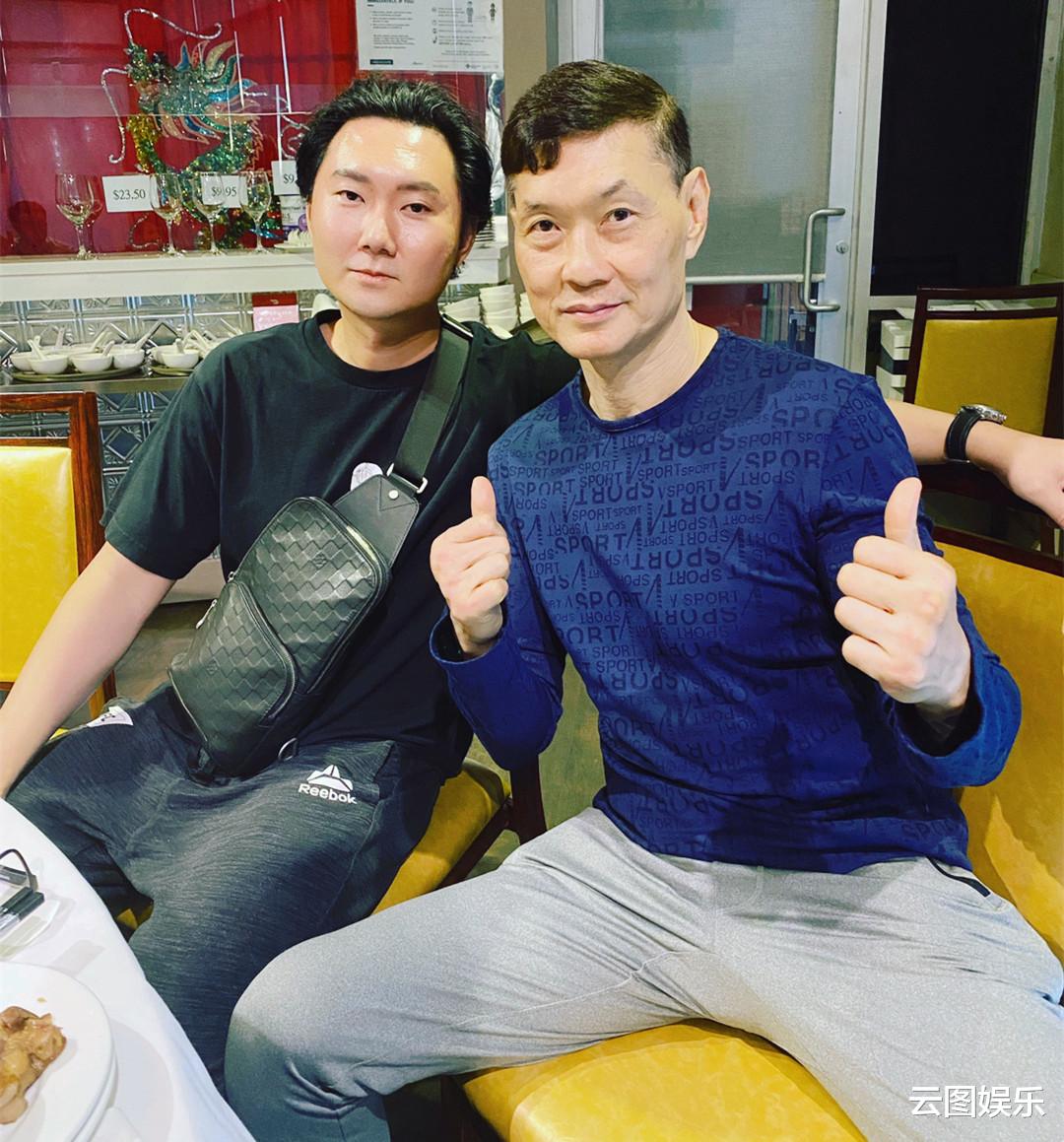 周比利|周比利与干儿子庆父亲节,没血缘关系却长相相似,63岁越来越面善