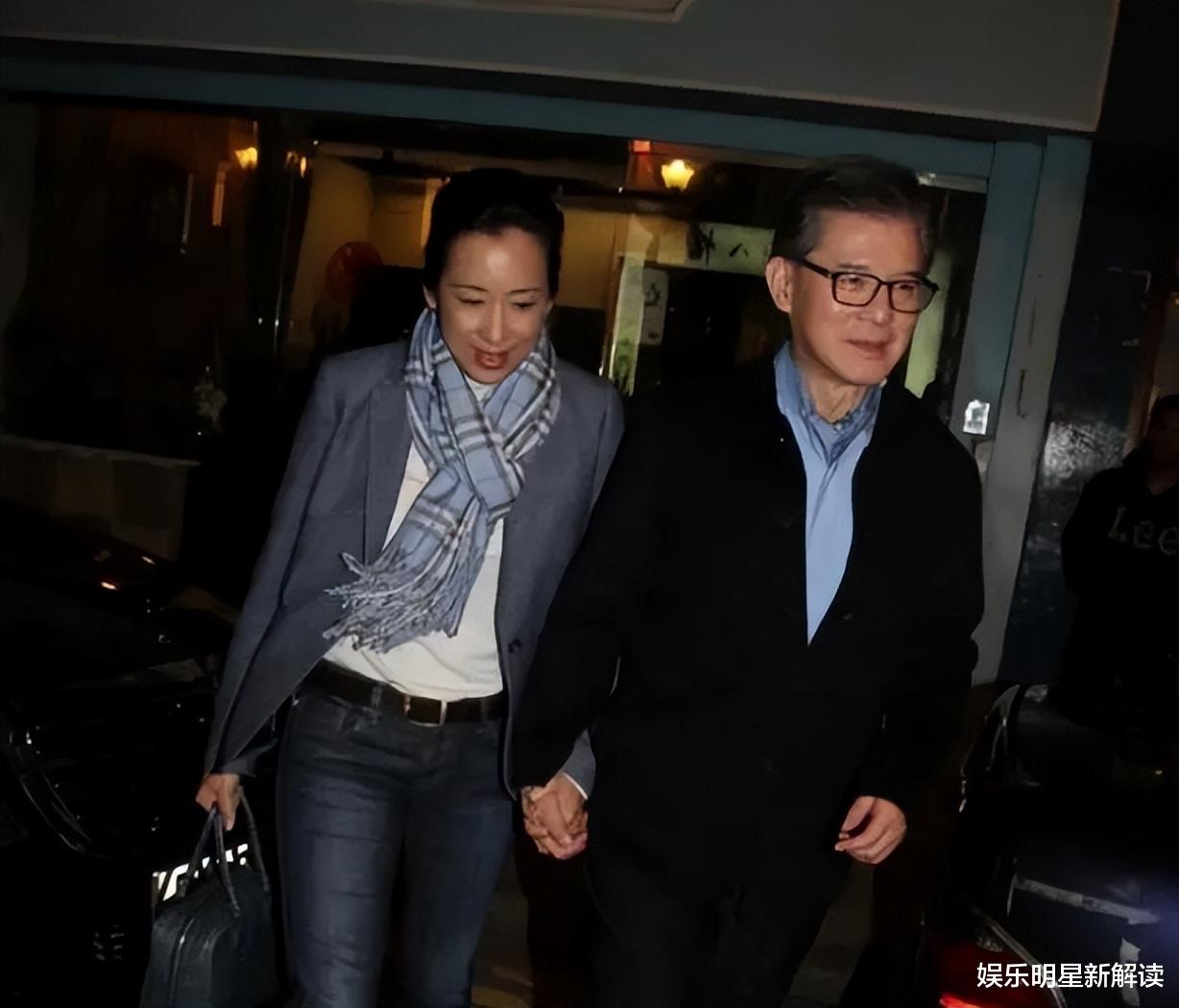 朱玲玲|朱玲玲携手富商老公现身!与曾志伟合影,稳站C位打扮吸睛