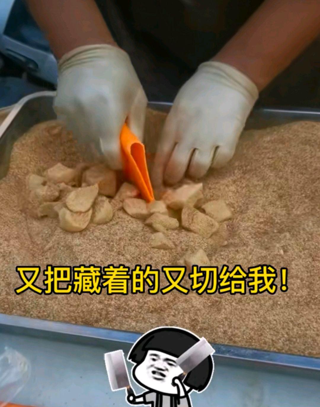 女子揭露打糕骗局,1两变1斤,裹粉还加塞,女子:不好吃还坑人