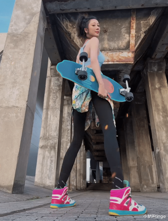 蒋丽莎|蒋丽莎玩滑板有一套,别看生了四个娃,身材依然美丽动人