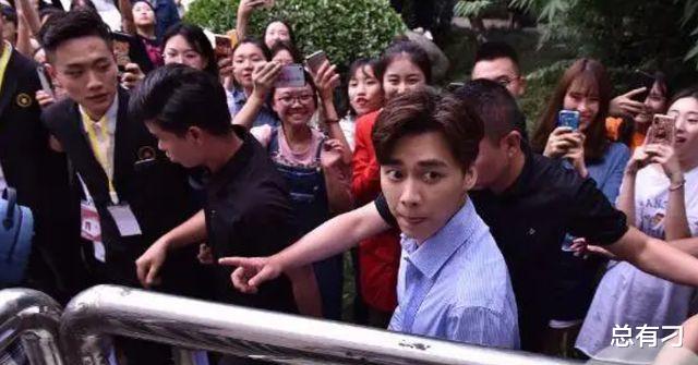 李易峰|?李易峰出事后，所有海报被母校撕下，他曾是该校优质毕业生