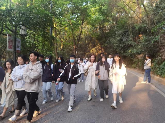 北京市|为什么一些人劝大家不要去旅游,浪费金钱,但很多无根基的年轻人却是旅游生力军?