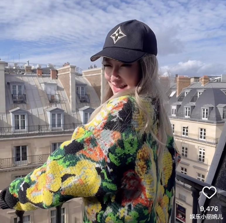 萧亚轩|43岁萧亚轩现身巴黎时装周，跛脚拄拐杖五官又变了