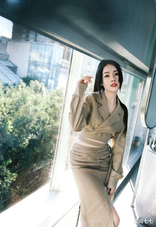 郭碧婷|郭碧婷生日会太朴素,全素出镜零首饰,婆婆绿宝石戒指都比她高调