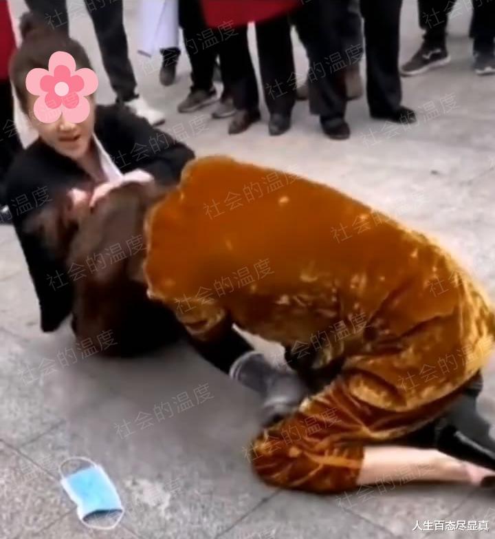 女子抓着小三拳打脚踢,拼尽全力却遭反讽:管好你自己的男人