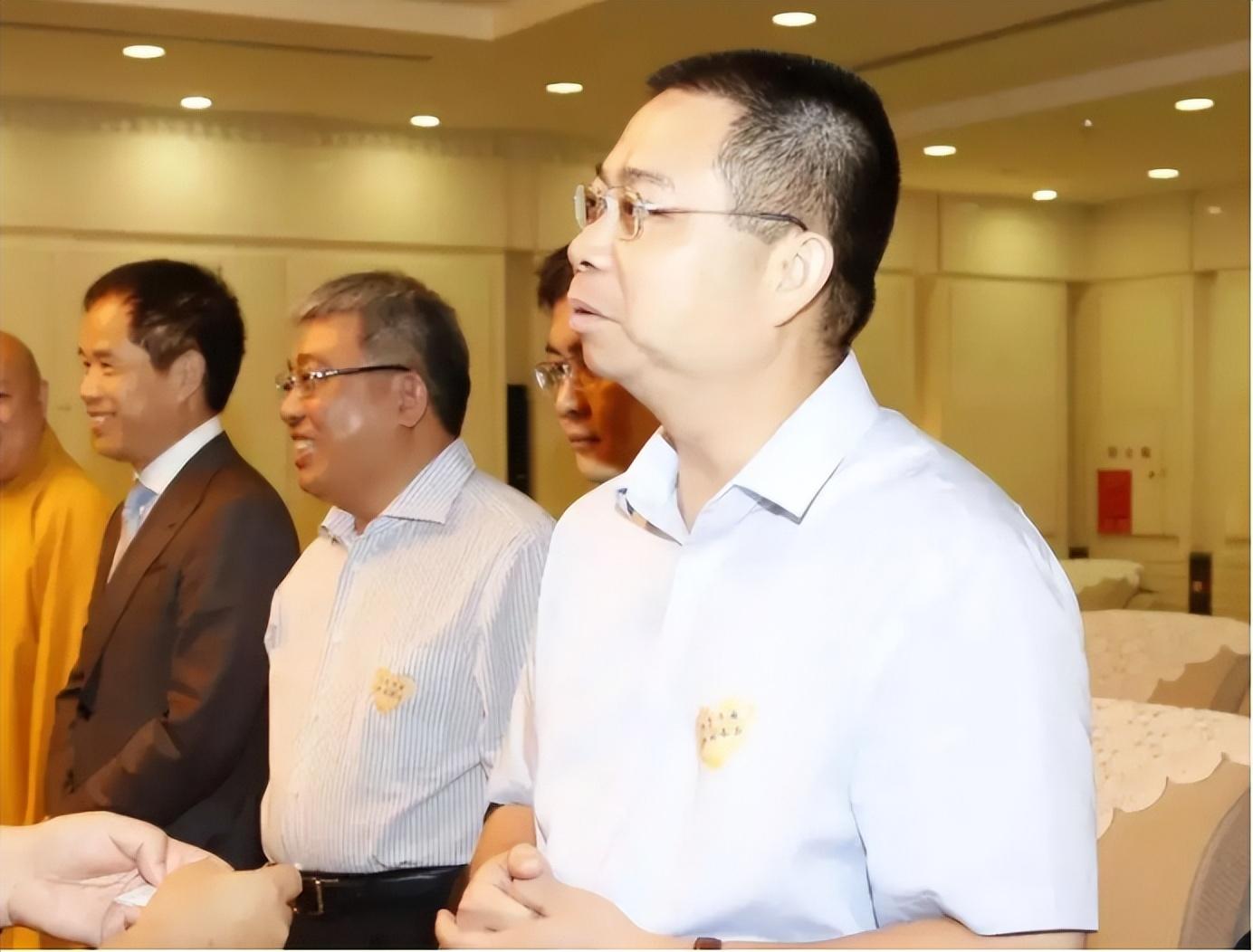 “方脸哥”姚振华：卖菜发家赚千亿全败光，如今50套豪宅被拍卖!