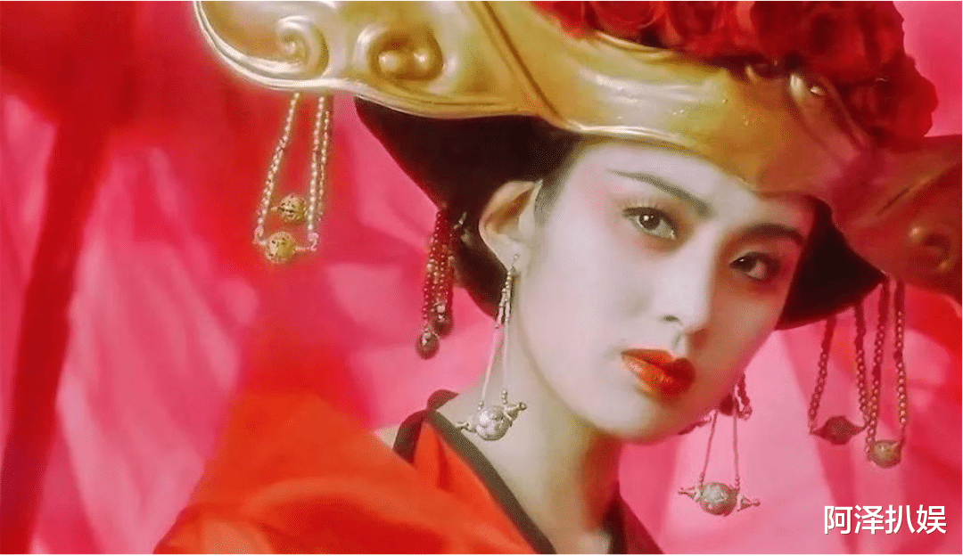 王晶|“小关之琳”风靡全网,素颜照曝光气笑300w网友:内娱审美越来越垮了?