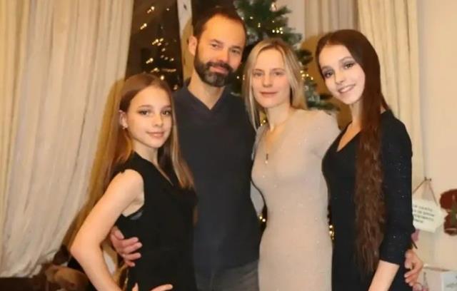 谢尔巴科娃|千金妈妈也太美了！完全看不出生过3胎，气质好优雅，金发碧眼