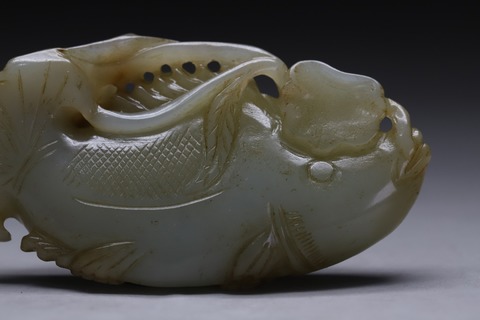 和田玉籽料|舊藏和田玉籽料“年年有鱼”手把件.