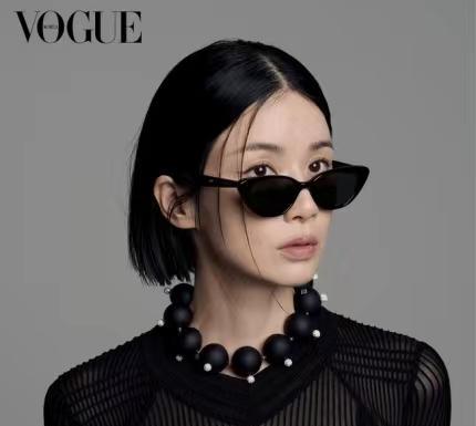 挤水分 李宝英《vogue korea》最新画报公开，不同的服装尽显独特魅力