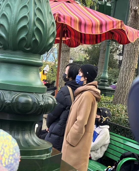孙俪|孙俪外出遛娃，脸白眼凸显憔悴，花33万买游乐场会员，只为不排队