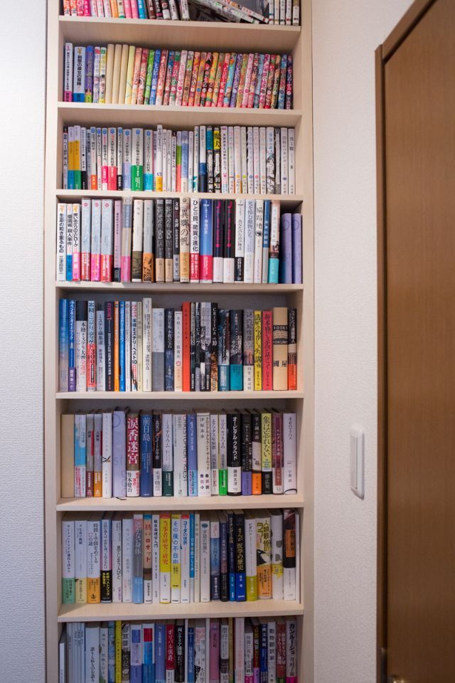 |这位宅男太厉害了,把23㎡迷你小屋,藏满书籍