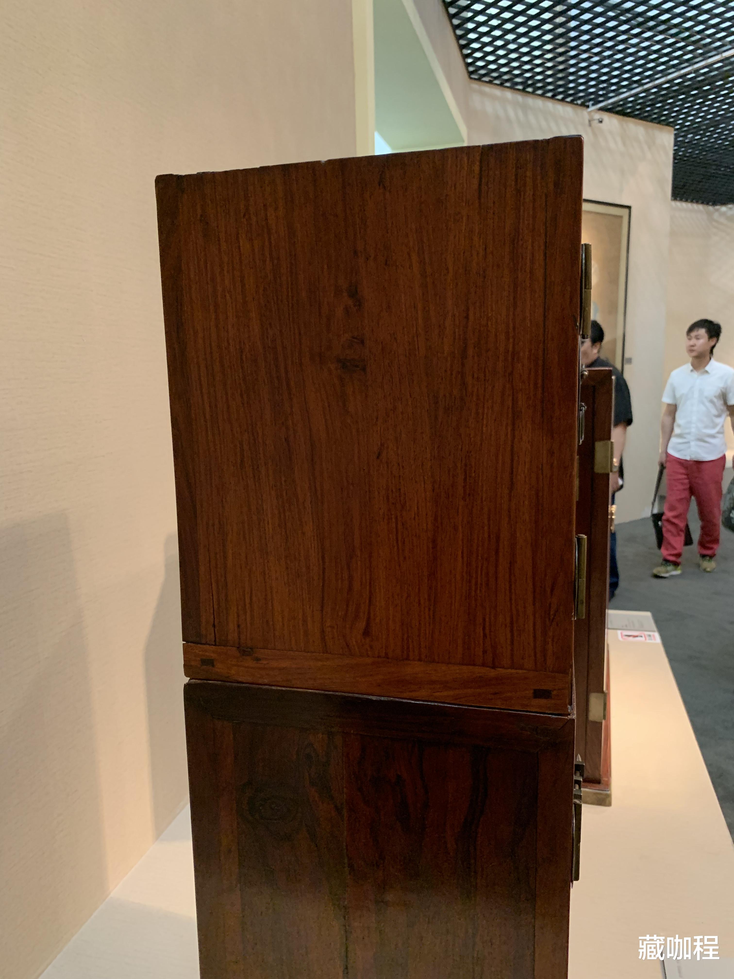 |顶面抹头一分为二，黄花梨方角柜不循规蹈矩