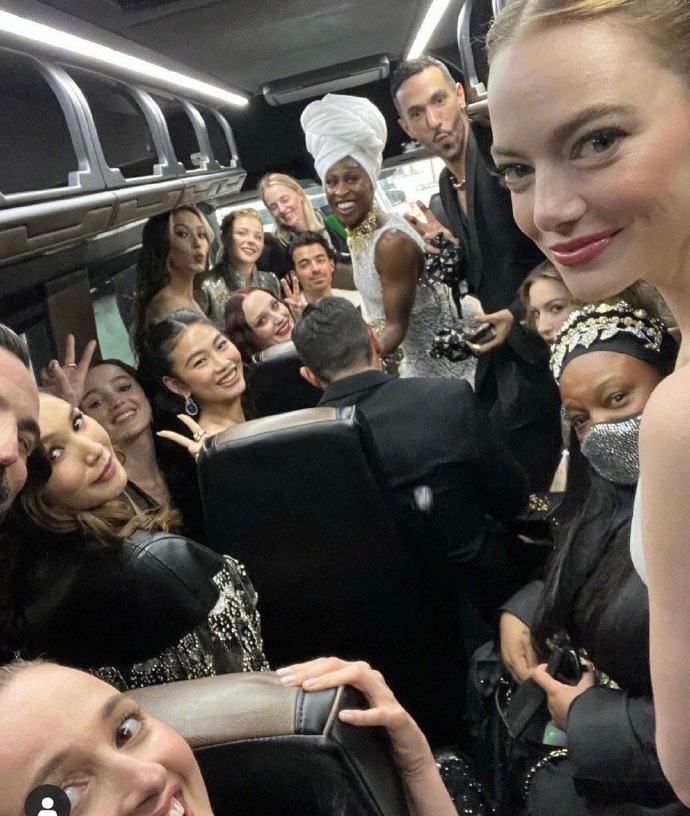 谷爱凌|谷爱凌回美国后玩嗨了！穿单肩泳衣骑水上摩托太狂野，网友：刺激