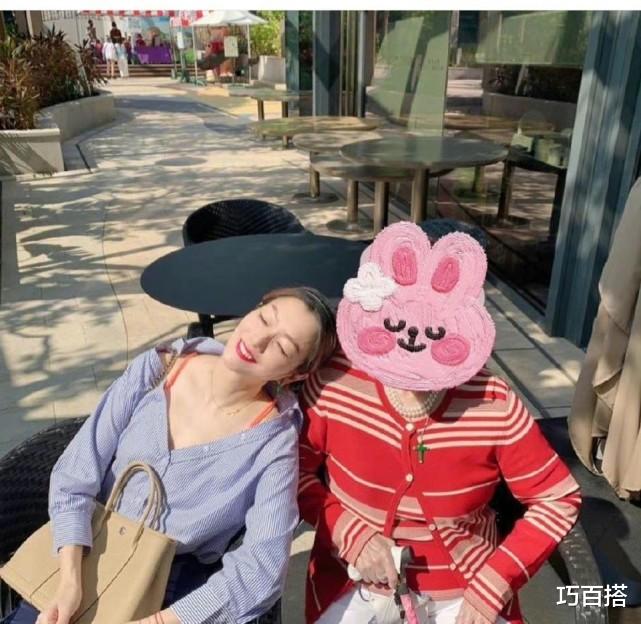 丰满 别再说女人老了就不好看了！49岁的“歌王”郑秀文，看起来就很美