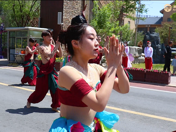 鲜花|漫葡小镇 “五一” 首日 赢得满堂彩，好戏连台等你来