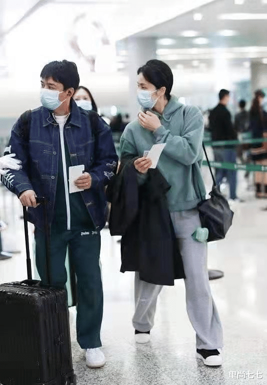 孙莉|黄磊孙莉合体走机场,黄磊穿校服变少年,孙莉穿衣素雅好清纯