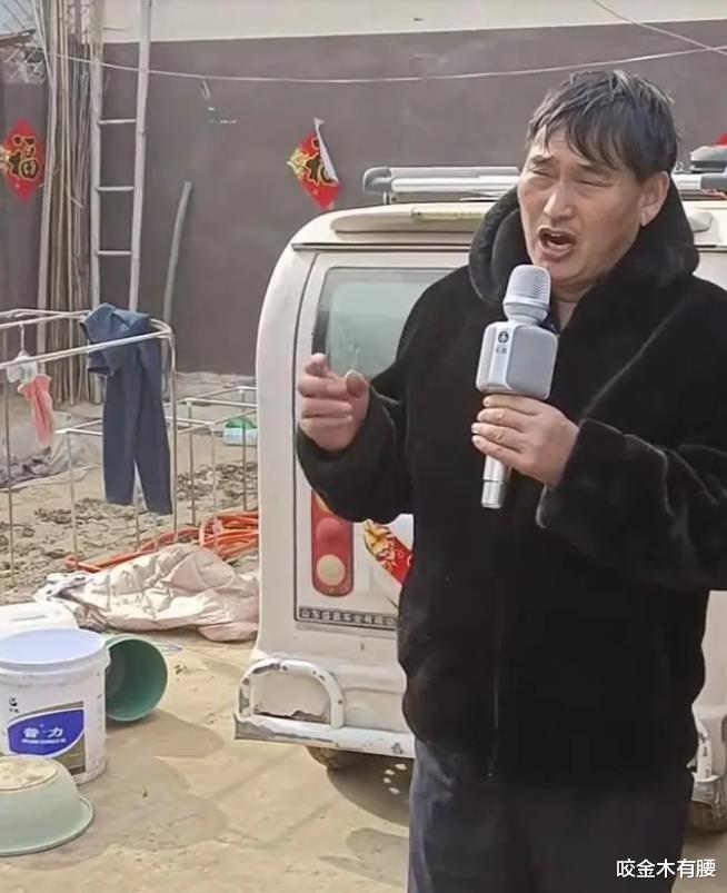 朱之文|陈萌送大衣哥皮草仅半月，袖口衣领沾满尘土，村民：老杆子不识货