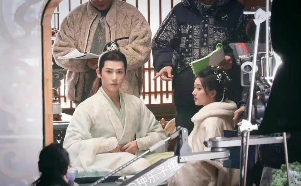 赵露思|【95顶流小花卡位战】赵露思、虞书欣撞型又撞戏路新剧同一天开机火药味浓