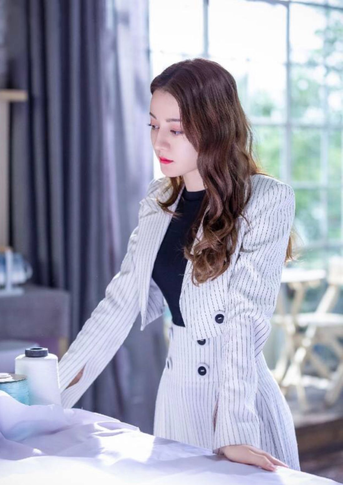 薪酬|职场剧成了秀场？露腰露肩装不算什么，上班穿大露背装也太夸张了