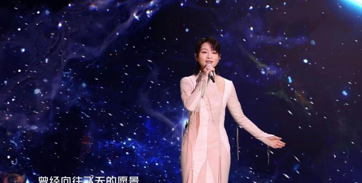 跨年晚会|王一博的赤脚、杨幂的香肩、赵露思的腮红……跨年如今显现鸡肋之味