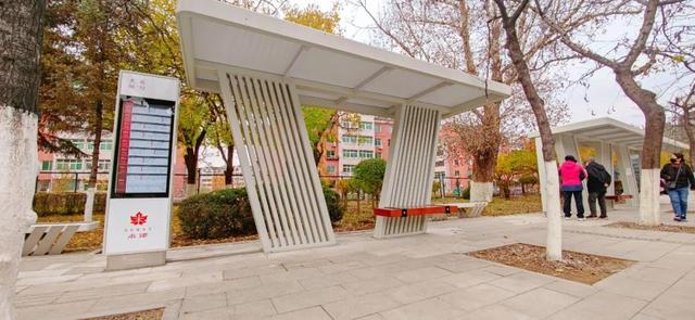 设计简约时尚 凸显城市风格 市区39座新公交站亭“上岗”