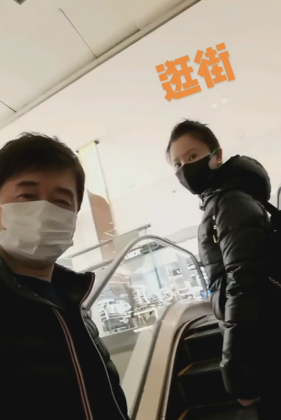 付笛声|55岁付笛声陪任静逛街!抱怨挑指甲油等半天,街头大口吃面接地气