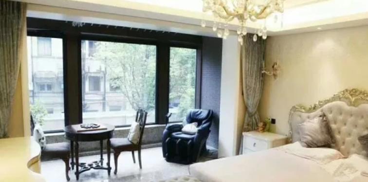 叶璇晒出自己的豪宅,连衣帽间都配水晶吊灯,生活过得媲美皇太后