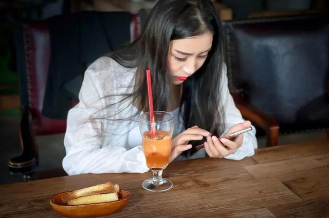 相亲饭局,男子吃到半路溜跑,将女孩拉黑删除,网友:干的漂亮