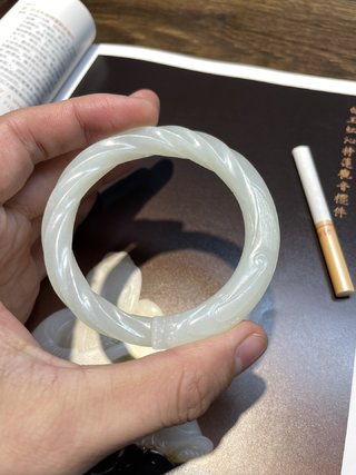 狮子|回流 舊藏和田玉“一级白 绞丝咬尾龙手镯”