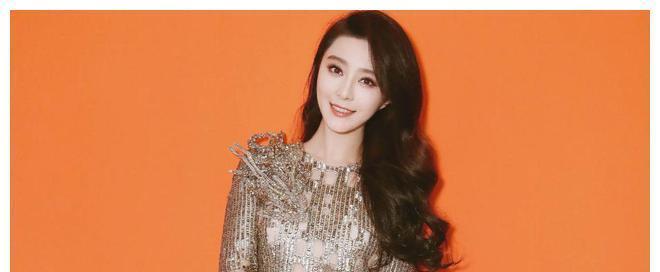 范冰冰|范某冰放飞自我!素颜在车后排座拍视频带货,衣着邋遢发福像大妈