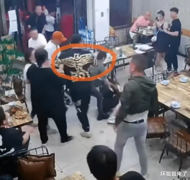 唐山事件还未处理,浙江5男子吃烧烤再上热搜,网友:一定要曝光他们!