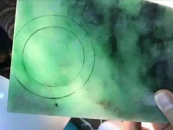 翡翠手镯|手镯胚不慎撞裂，只能锯断取戒面