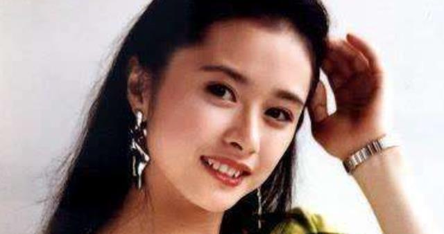 何美钿|“清纯玉女”何美钿：连吴彦祖都为她如痴如醉，47岁仍是单身一人