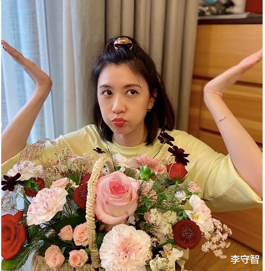 贾静雯|贾静雯开心晒母亲节礼物，咘咘长得像陈意涵，Bo妞更像萧敬腾了